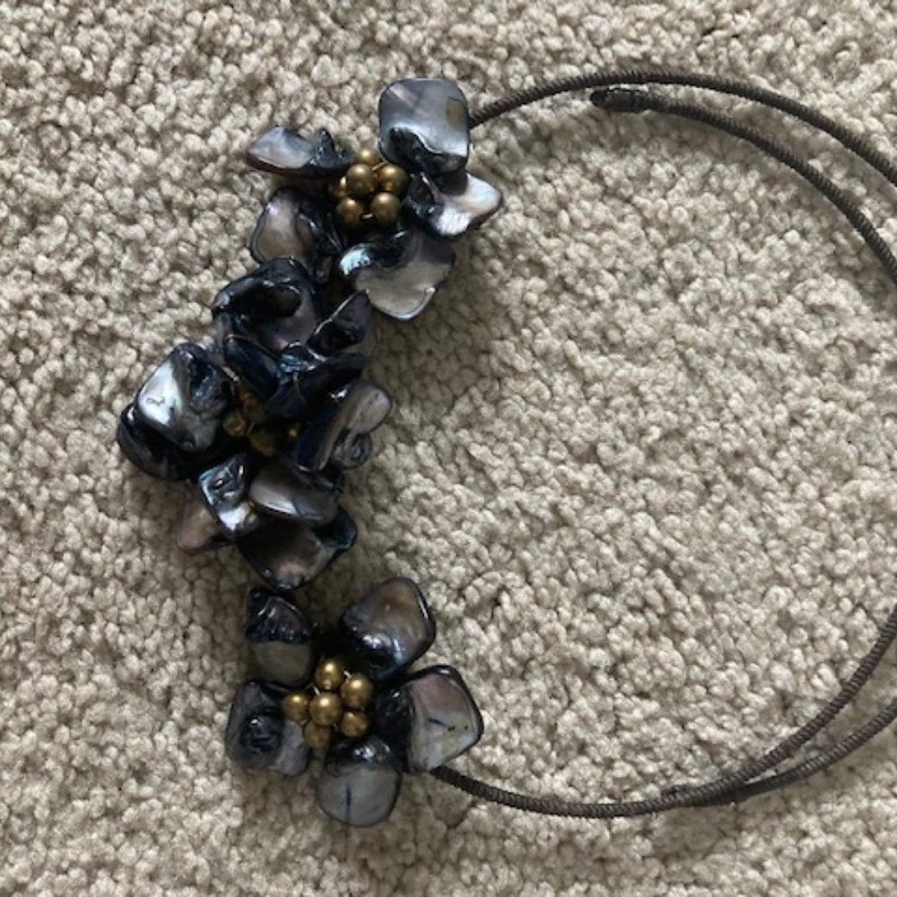 Mother of pearl, grey and gold flower chocker